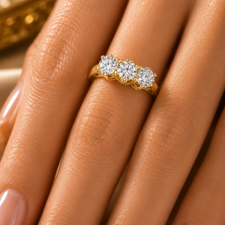 Pre Owned 18ct Diamond Trilogy Ring ZB798